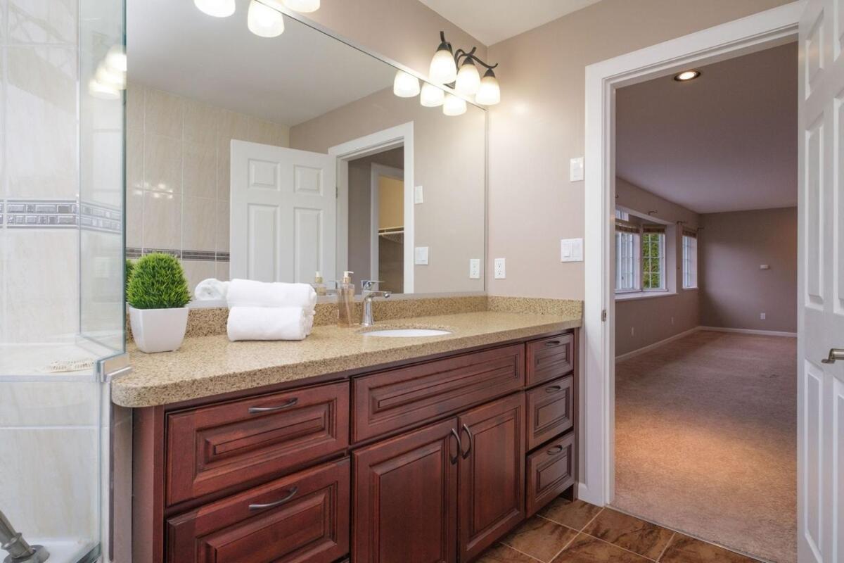 Spacious 4Br W Ensuites Mins To Downtown Yvr Ubc Ванкувър Екстериор снимка