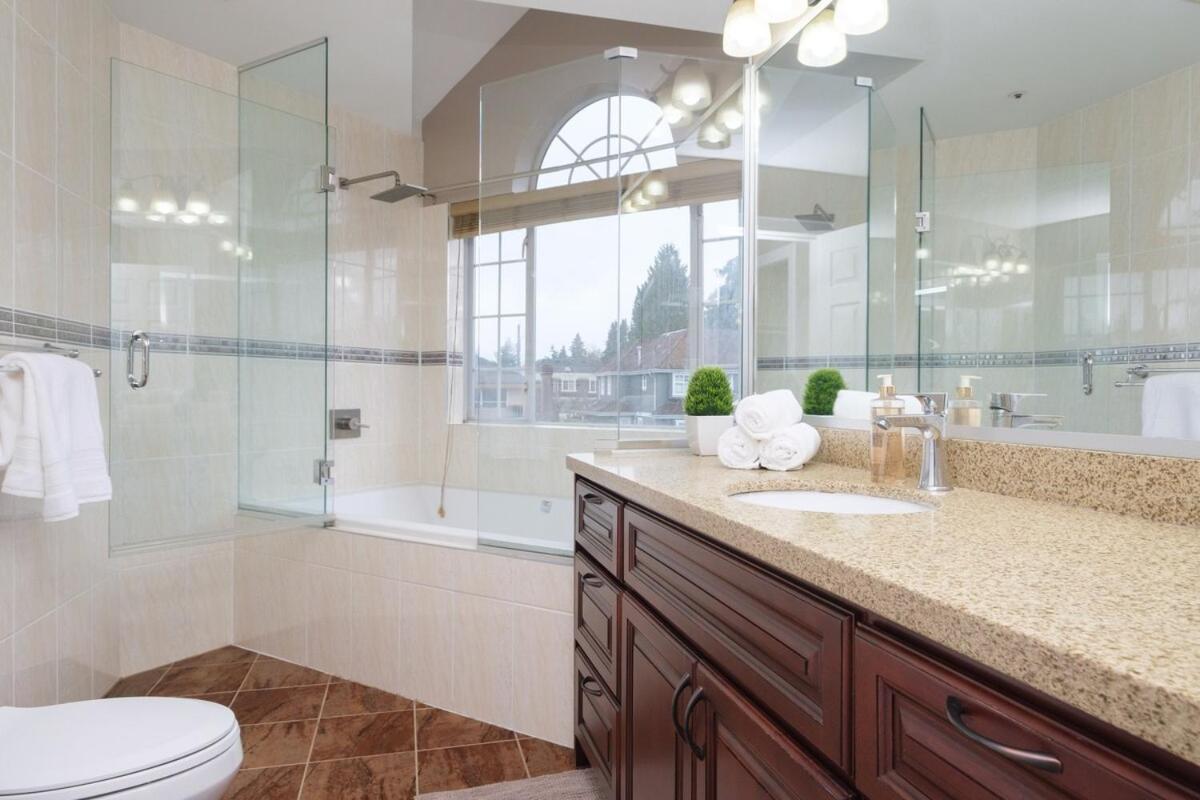 Spacious 4Br W Ensuites Mins To Downtown Yvr Ubc Ванкувър Екстериор снимка